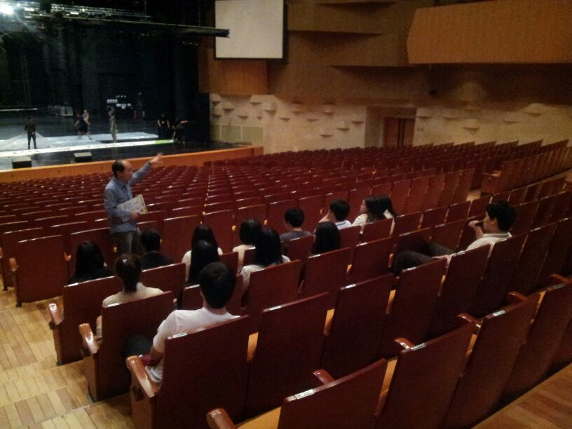 늘푸른고등학교 학생들의 백스테이지 투어 사진입니다.(2014.10.01) 사진