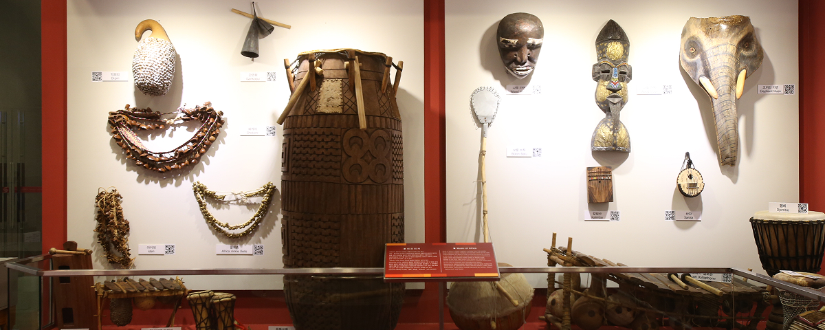 음악으로 바라보는 세계의 창 세계악기전시관. 세계 여러나라의 다양한 악기가 여러분을 기다립니다.